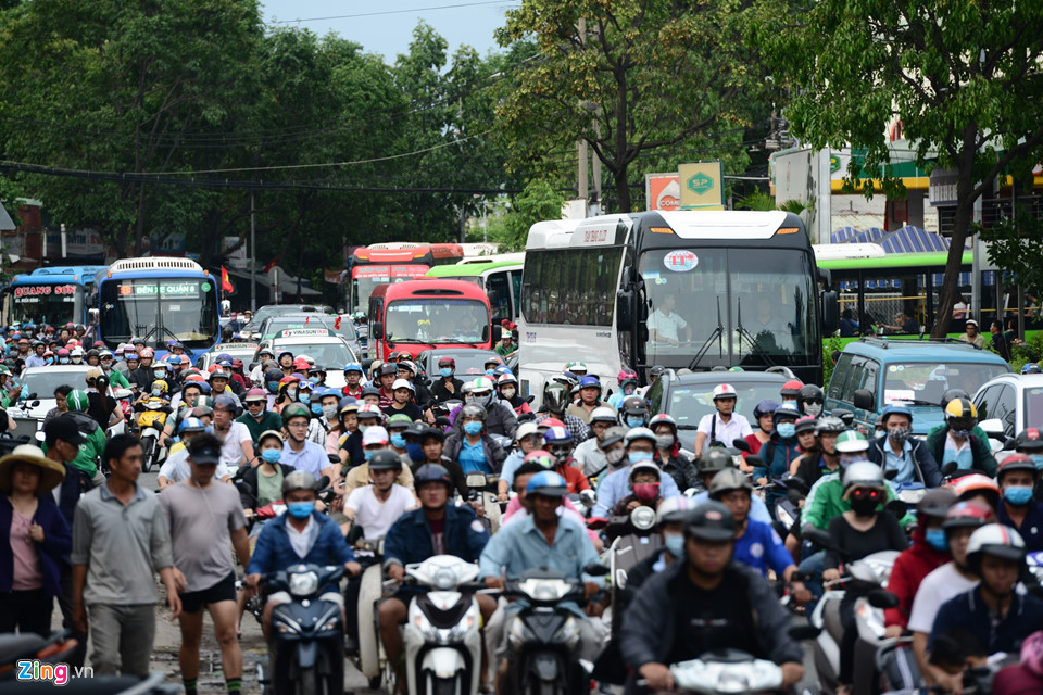 Tàu hỏa, xe khách chật cứng hành khách trở lại thành phố sau nghỉ lễ